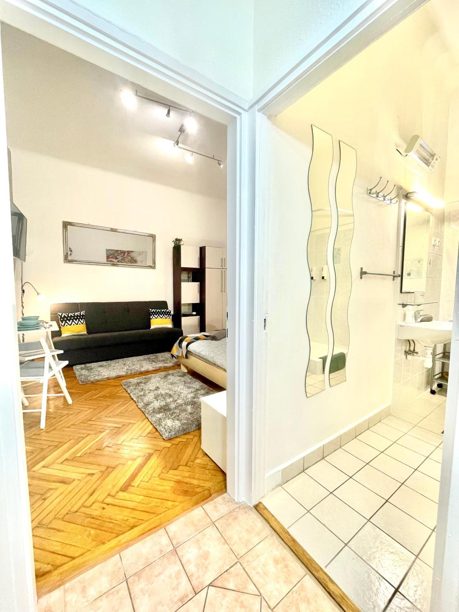 Small Cosy Near The Famous Westend Center Apartman