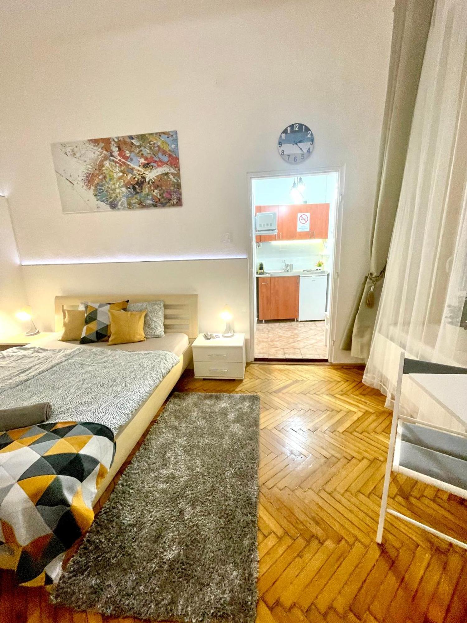 Small Cosy Near The Famous Westend Center Apartman