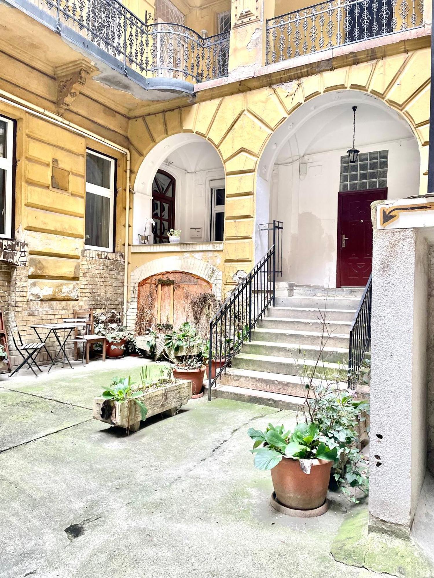 Small Cosy Near The Famous Westend Center Apartman