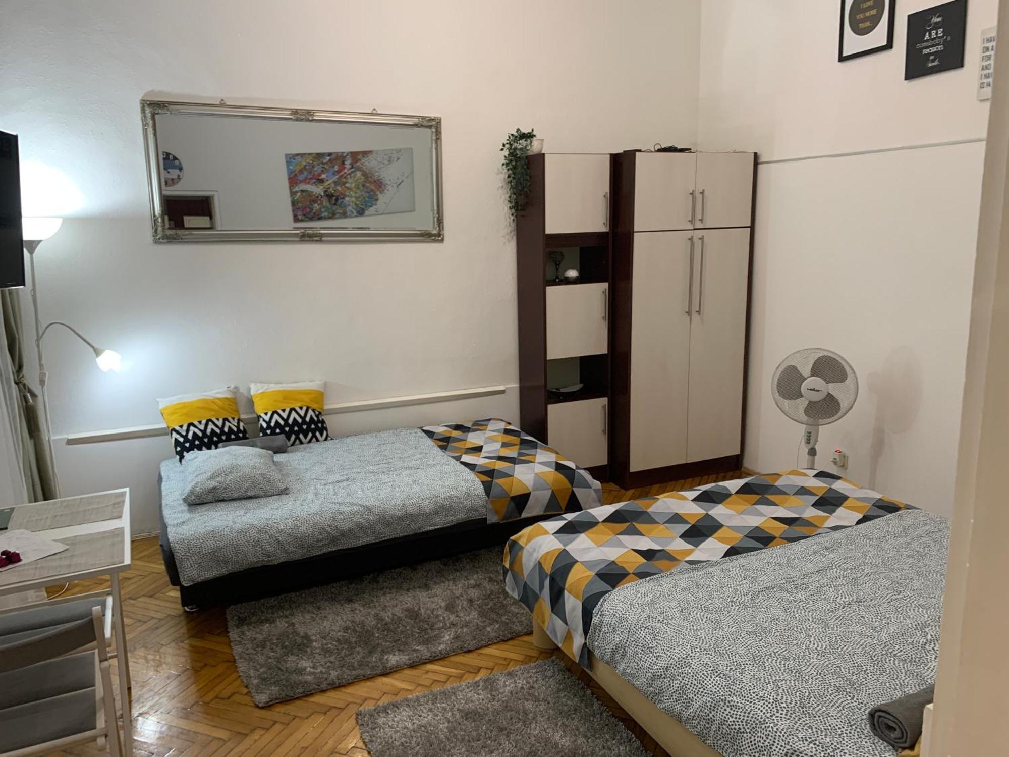 Small Cosy Near The Famous Westend Center Apartman