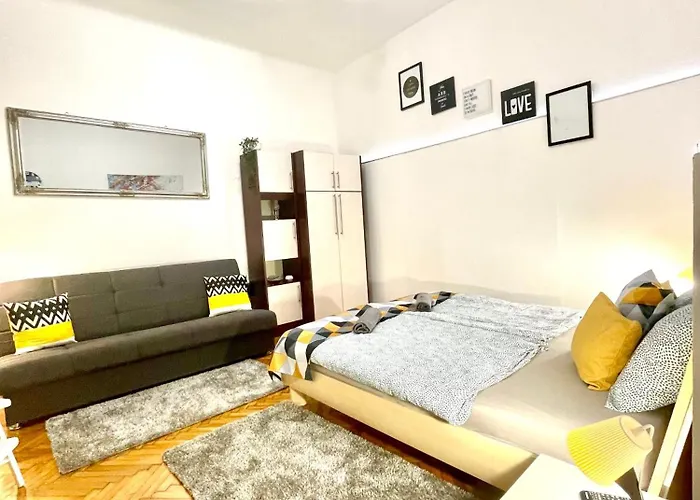 Small Cosy Apartment Near The Famous Westend City Center