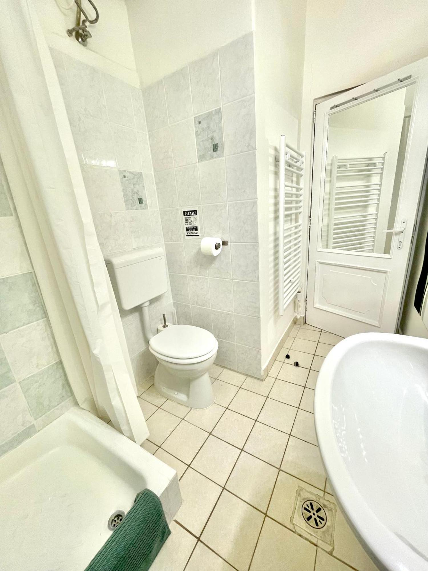 Small Cosy Near The Famous Westend Center * Budapeste