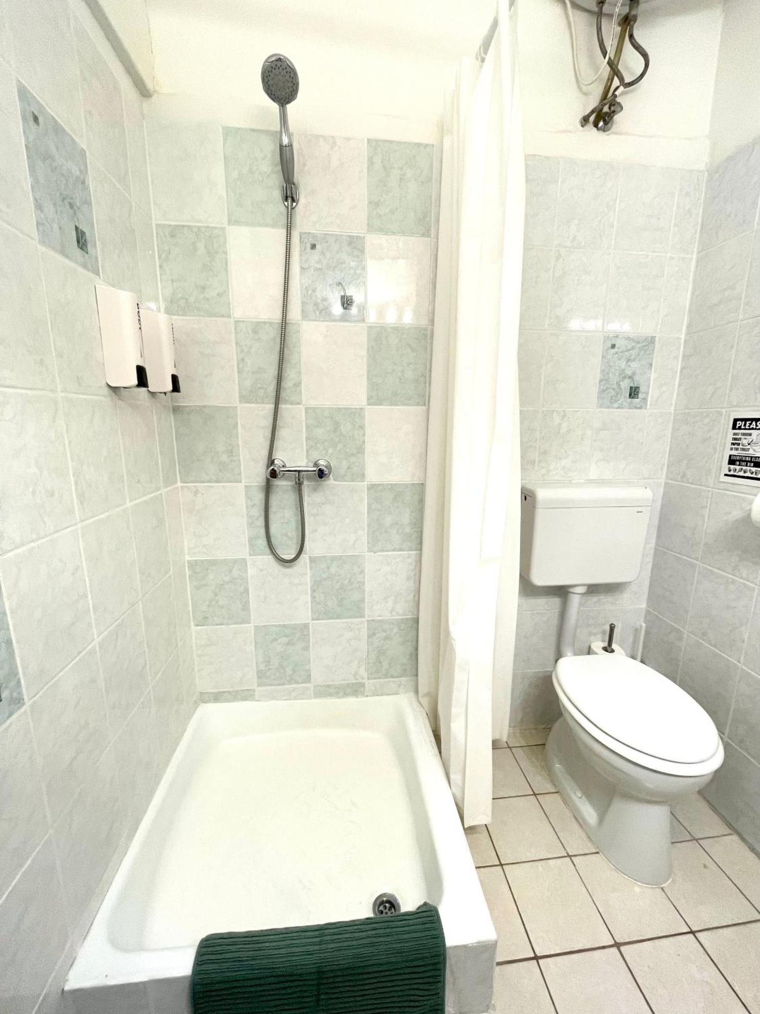 Small Cosy Near The Famous Westend Center * Budapeste