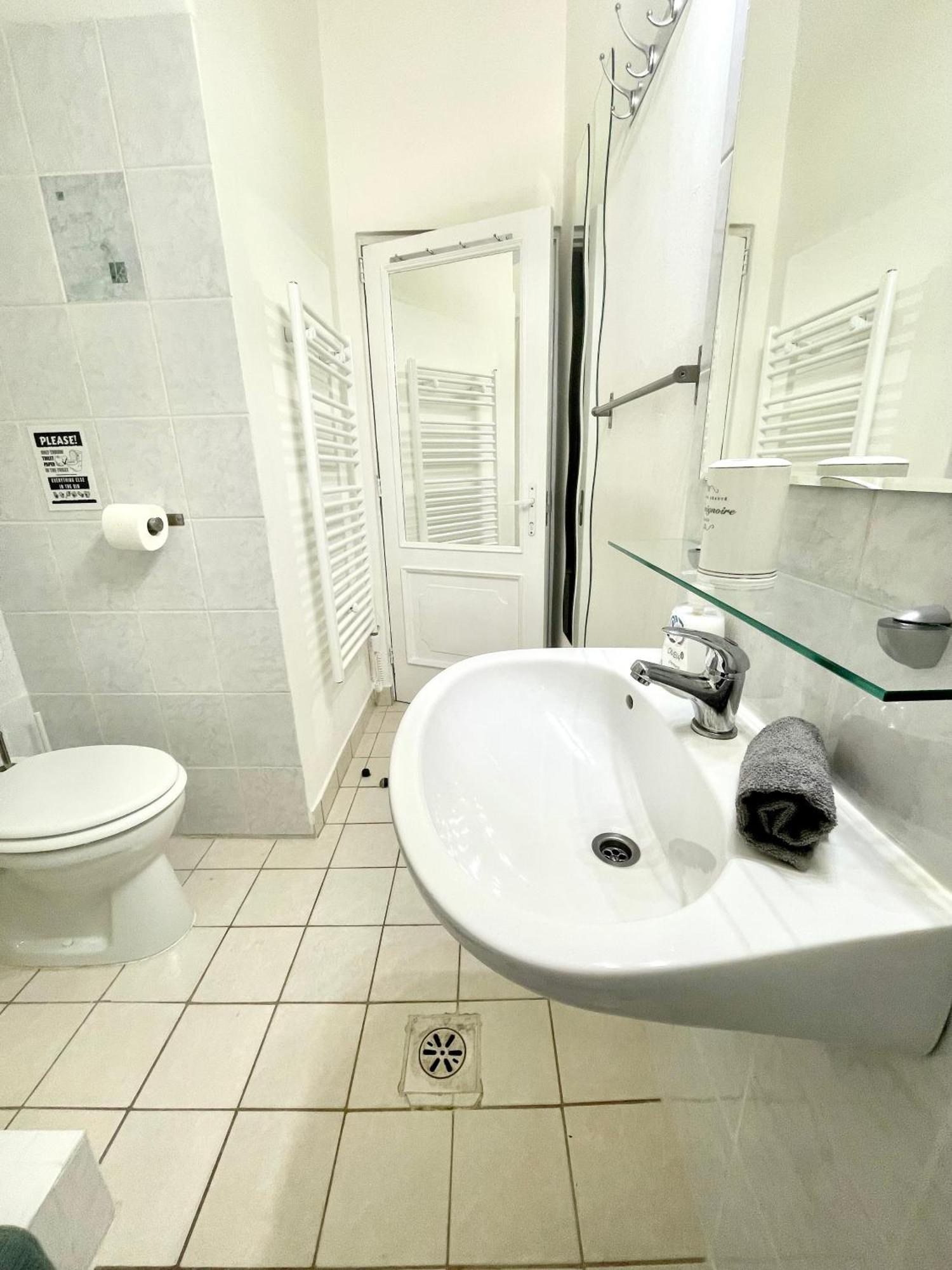 Small Cosy Near The Famous Westend Center * Budapeste